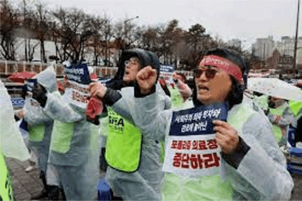 한국은 항의하는 의사들에게 위기에 처한 국가의 의료 시스템에 복귀할 수 있는 기한을 이달 말까지 준다