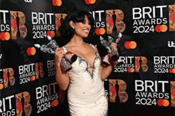 Raye는 Brit Awards에서 큰 상을 받았습니다. 이런 인정은 오랜만이다