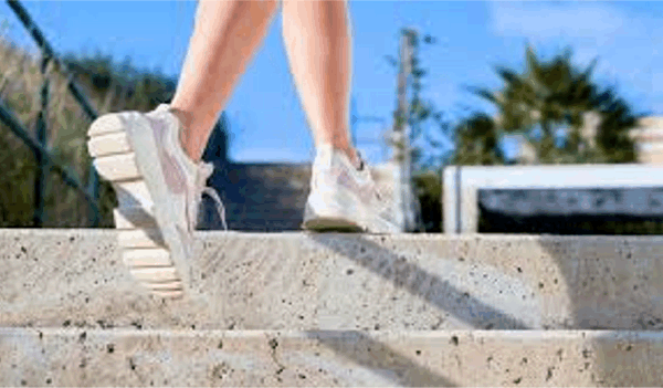 하루 7,000보 걷기, 만성질환 및 사망 위험 감소와 연관 있다는 연구 결과 발표