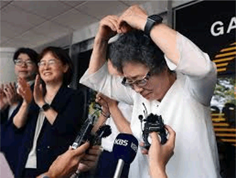 남성의 혀를 물어뜯은 혐의로 유죄 판결을 받은 한국 여성에게 사과