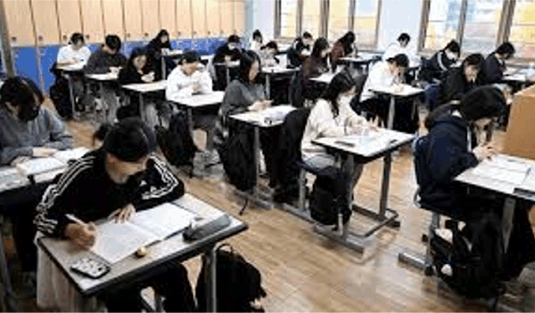 한국, 소셜 미디어가 어린이에게 미치는 영향 우려 속에 전국 교실에서 휴대전화 사용 금지