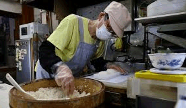 쌀 문제로 인해 일본이 마침내 미국산 곡물 추가 수입에 동의할 때까지 미국 관세 협상이 거의 무산될 뻔했다.