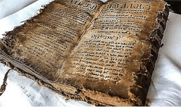 2000년 된 성경에서 인류에 대한 무시무시한 지식이 담긴 잃어버린 장이 발견되다