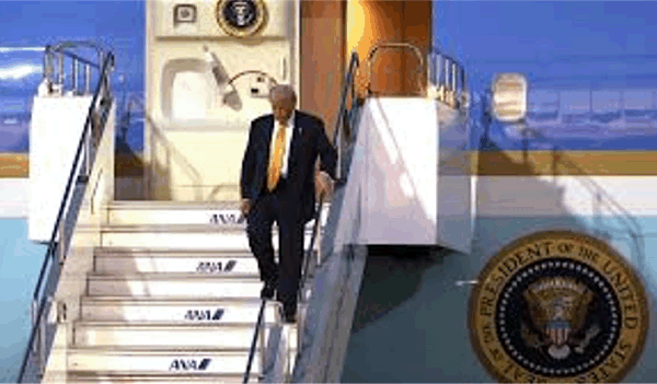 79세 트럼프, 아시아 순방 중 낙상 피하려다 허약해 보여