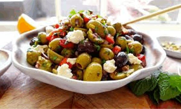 크리미한 페타 치즈와 상큼한 레몬-마늘 드레싱을 곁들인 올리브 샐러드